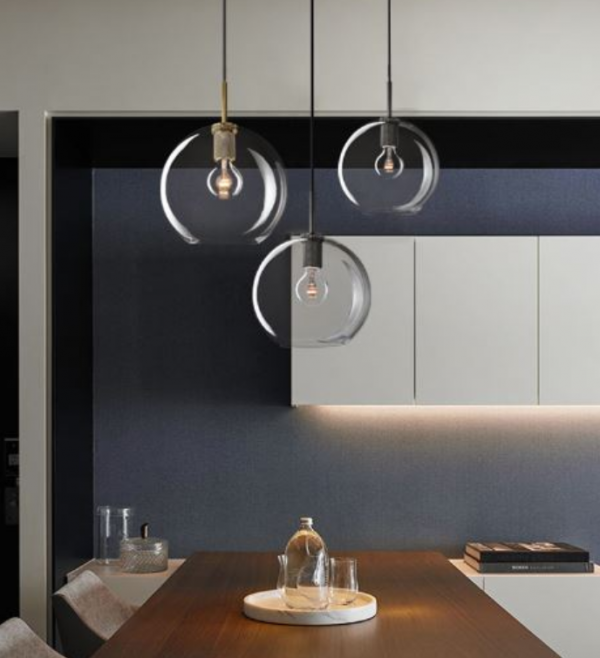 Lampu gantung klasik dengan aksen metalik